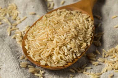 Çiğ organik kahverengi pirinç pişirmeye hazır.