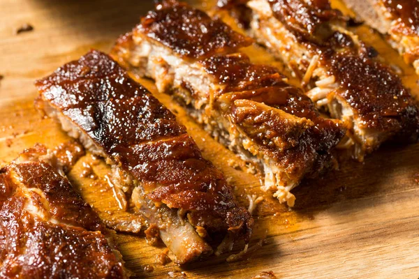 Ev yapımı tütsülenmiş St. Louis usulü barbekü soslu pirzola.