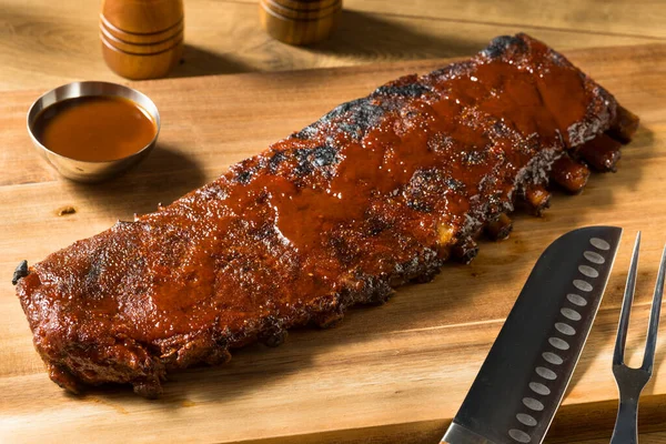 Hjemmelaget Smoked Louis Style Spare Ribs Med Bbq Sauce – stockfoto