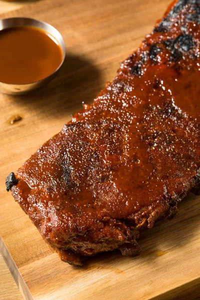 Hjemmelaget Smoked Louis Style Spare Ribs Med Bbq Sauce – stockfoto
