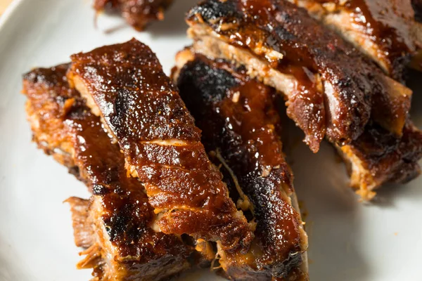 Ev yapımı tütsülenmiş St. Louis usulü barbekü soslu pirzola.