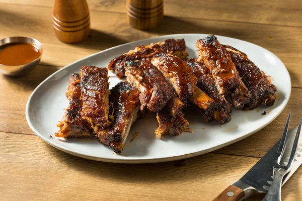 Hjemmelaget Smoked Louis Style Spare Ribs Med Bbq Sauce – stockfoto