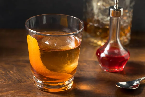 Ποτό Δροσιστικό Rye Whiskey Vieux Carre Cocktail Πορτοκάλι Και Βερμούτ — Φωτογραφία Αρχείου