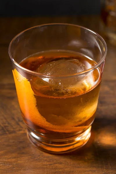 Chlast Osvěžující Žitná Whisky Vieux Carre Koktejl Pomerančem Vermutem — Stock fotografie