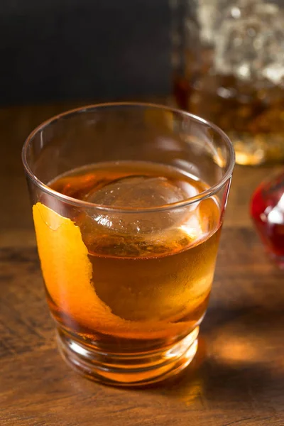 Chlast Osvěžující Žitná Whisky Vieux Carre Koktejl Pomerančem Vermutem — Stock fotografie
