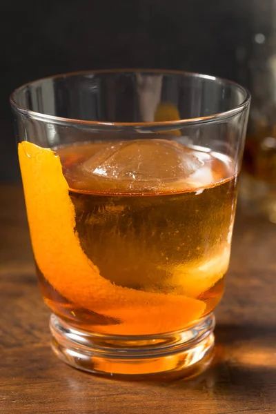 Ποτό Δροσιστικό Rye Whiskey Vieux Carre Cocktail Πορτοκάλι Και Βερμούτ — Φωτογραφία Αρχείου