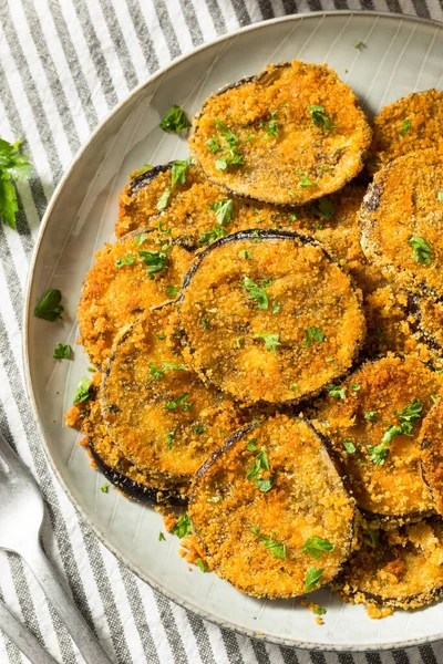 Parmesanlı ve sarımsaklı ev yapımı fırında patlıcan.