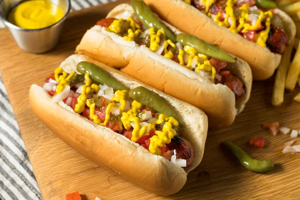 Ev yapımı Chicago usulü hot dog ve domates hardallı patates kızartması.