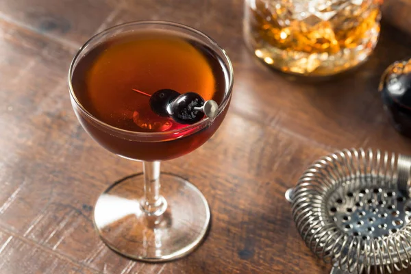Verfrissende Boozy Manhattan Cocktail Met Vermouth Cherry Garnish — Stockfoto