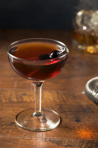 Освіжаючий Коктейль Boozy Manhattan Vermouth Cherry Garish — стокове фото
