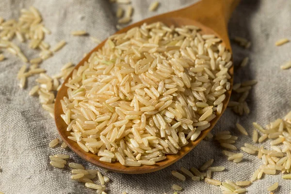 Çiğ organik kahverengi pirinç pişirmeye hazır.