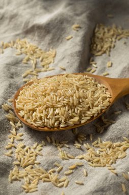 Çiğ organik kahverengi pirinç pişirmeye hazır.