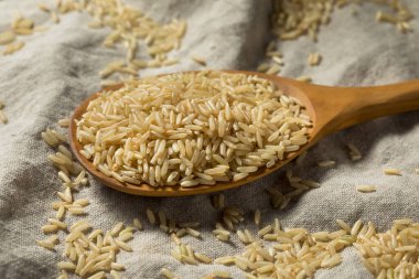 Çiğ organik kahverengi pirinç pişirmeye hazır.