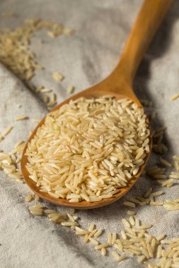 Çiğ organik kahverengi pirinç pişirmeye hazır.