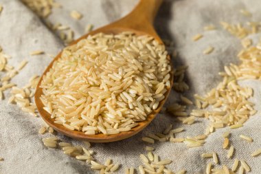 Çiğ organik kahverengi pirinç pişirmeye hazır.