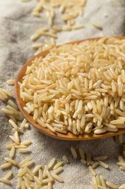 Çiğ organik kahverengi pirinç pişirmeye hazır.