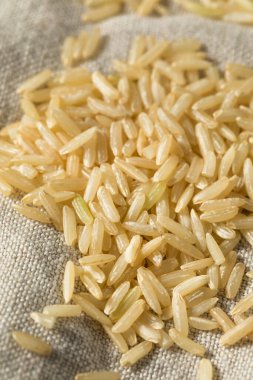 Çiğ organik kahverengi pirinç pişirmeye hazır.