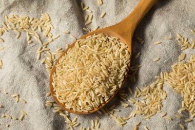 Çiğ organik kahverengi pirinç pişirmeye hazır.