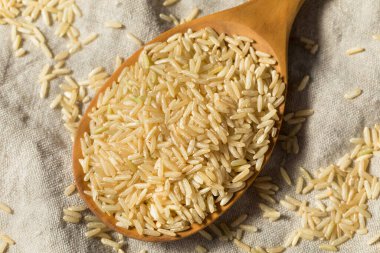 Çiğ organik kahverengi pirinç pişirmeye hazır.