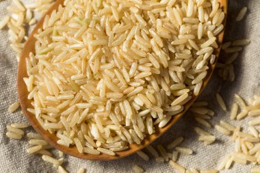 Çiğ organik kahverengi pirinç pişirmeye hazır.