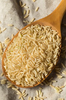 Çiğ organik kahverengi pirinç pişirmeye hazır.