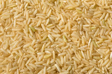 Çiğ organik kahverengi pirinç pişirmeye hazır.