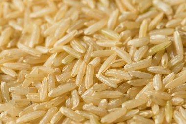 Çiğ organik kahverengi pirinç pişirmeye hazır.