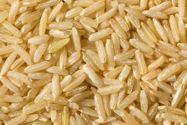 Çiğ organik kahverengi pirinç pişirmeye hazır.