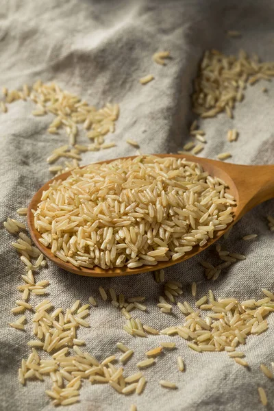 Çiğ organik kahverengi pirinç pişirmeye hazır.