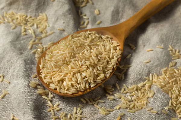 Çiğ organik kahverengi pirinç pişirmeye hazır.