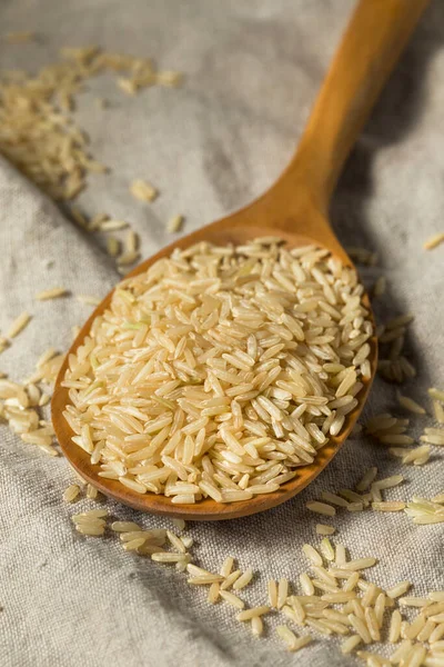 Çiğ organik kahverengi pirinç pişirmeye hazır.