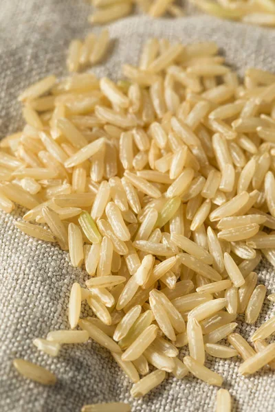 Çiğ organik kahverengi pirinç pişirmeye hazır.