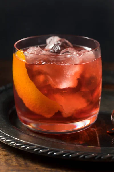 Osvěžující Boozy Boulevardier Koktejl Pomerančem Vermutem — Stock fotografie