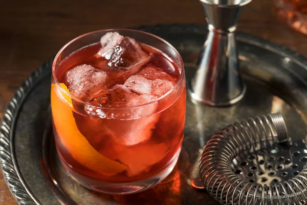 Δροσιστικό Boozy Boulevardier Cocktail Orange Και Vermouth — Φωτογραφία Αρχείου