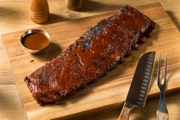 Hjemmelaget Smoked Louis Style Spare Ribs Med Bbq Sauce – stockfoto