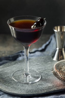 Amaro ve Rye ile alkollü Manhattan Kokteyli