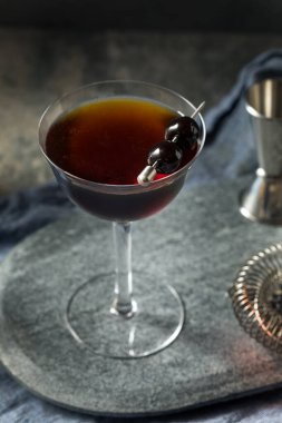 Amaro ve Rye ile alkollü Manhattan Kokteyli