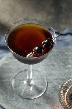 Amaro ve Rye ile alkollü Manhattan Kokteyli