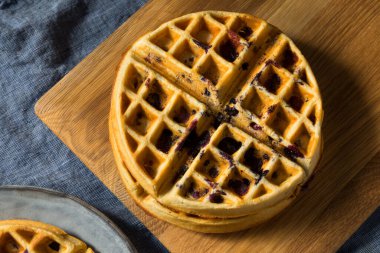 Ev yapımı sıcak yaban mersini kremalı Belçika Waffle 'ı.