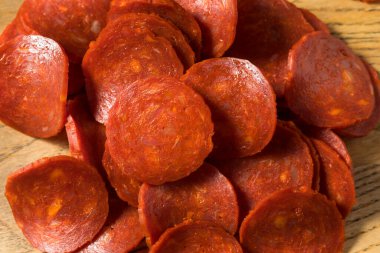 Tedavi edilmemiş organik İtalyan Pepperoni Dilimleri Kullanmaya Hazır