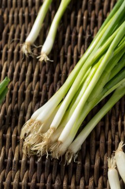 Çiğ Organik Yeşil Soğanlar Doğramaya Hazır