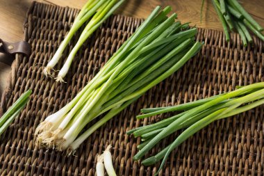 Çiğ Organik Yeşil Soğanlar Doğramaya Hazır