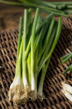 Çiğ Organik Yeşil Soğanlar Doğramaya Hazır