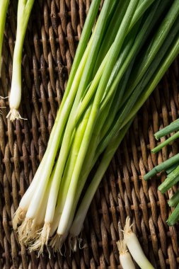 Çiğ Organik Yeşil Soğanlar Doğramaya Hazır