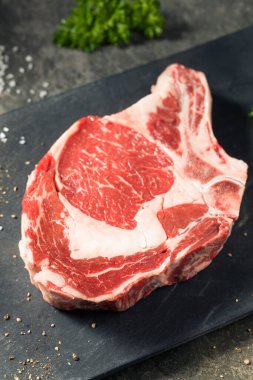 Çiğ çim, tuzlu ve biberli pirzola.