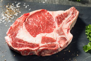 Çiğ çim, tuzlu ve biberli pirzola.