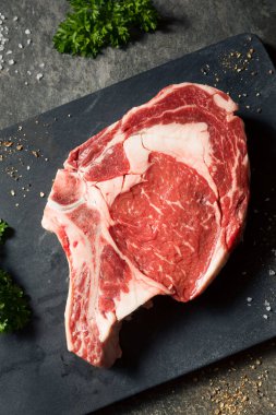 Çiğ çim, tuzlu ve biberli pirzola.