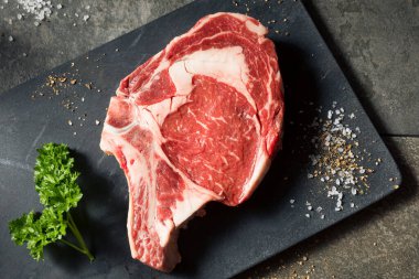 Çiğ çim, tuzlu ve biberli pirzola.