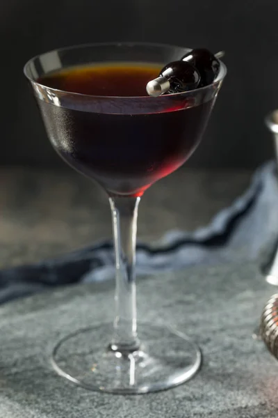 Refrescante Cóctel Negro Manhattan Con Amaro Centeno — Foto de Stock