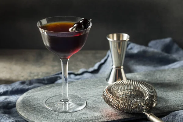 Refrescante Boozy Black Manhattan Cocktail Com Amaro Rye — Fotografia de Stock